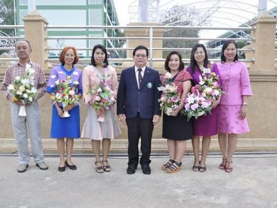 มอบช่อดอกไม้แสดงความยินดีกับคณะครู