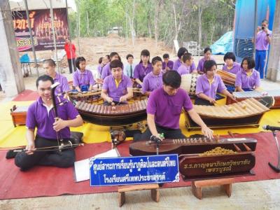 ทอดผ้าป่าสามัคคีเพื่อสมทบทุนสร้างอาคาร สพม.40