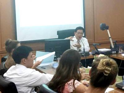 ประชุมการจัดการเรียนการสอนหลักสูตรภาษาอังกฤษ