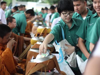 ทำบุญตักบาตรวันเข้าพรรษา