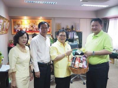 มอบกระเช้าของขวัญปีใหม่ให้หน่วยงานต่างๆ