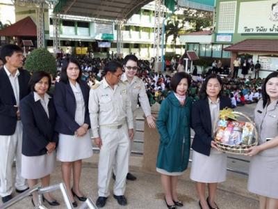 มอบของขวัญปีใหม่ คณะผู้บริหาร