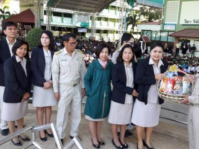 มอบของขวัญปีใหม่ คณะผู้บริหาร