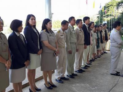 มอบของขวัญปีใหม่ คณะผู้บริหาร