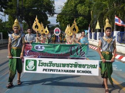 ร่วมขบวนแห่งานมะขามหวาน