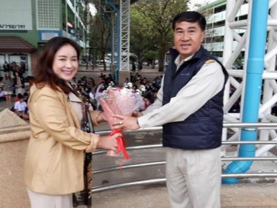 มอบดอกไม้ต้อนรับครูใหม่