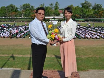 มอบช่อดอกไม้ต้อนรับครูต่างชาติ