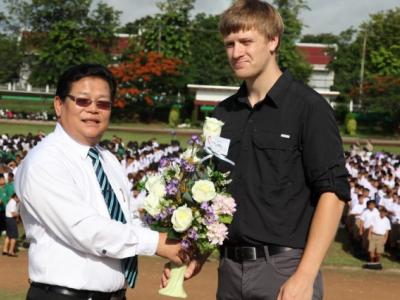 มอบช่อดอกไม้ต้อนรับครูต่างชาติ