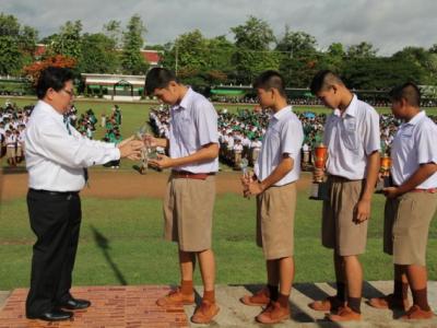 รับมอบโล่รางวัลการแข่งขันฟุตซอล