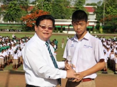 รับมอบโล่รางวัลการแข่งขันฟุตซอล