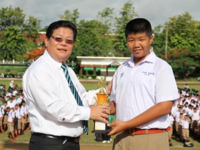 รับมอบโล่รางวัลการแข่งขันฟุตซอล