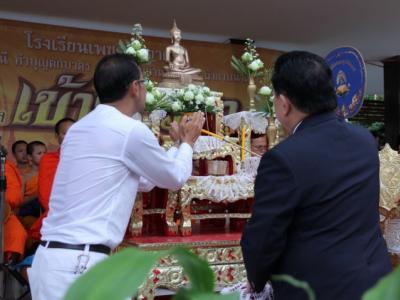 ตักบาตรวันเข้าพรรษา 2557